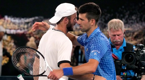 O mužský titul v nedeľu zabojujú Djokovič a Tsitsipas, Srb má šancu dotiahnuť sa na rekordéra Nadala
