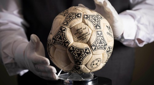 Lopta z najslávnejšieho gólu histórie má nového majiteľa. Zaplatil za ňu milióny