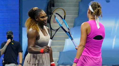 Serena opäť pred bránami finále.  Azarenková vyzve Osakovú