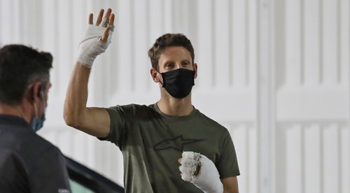 Grosjean po prvýkrát od nehody ukázal popálené ruky
