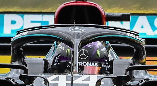 Hamilton prekonal Schumachera a pokračuje vo svojej spanilej jazde