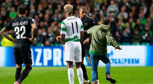 Fanúšik Celticu vbehol na ihrisko. Chcel si kopnúť do Mbappého