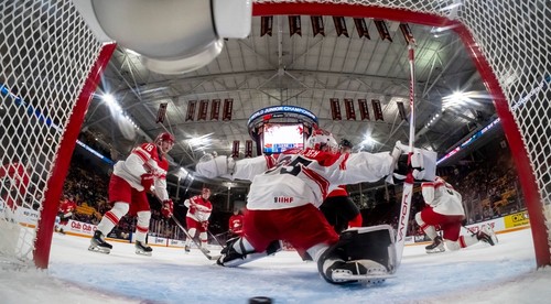 Bohatá štvrťfinálová hokejová noc na Joj Športe zo svätostánku NCAA