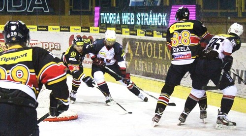 V mrazivom počasí zahriať divákov bojovným výkonom