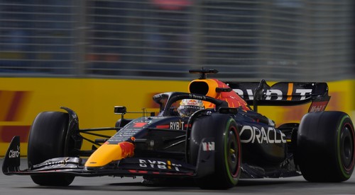 Hamilton ľutuje fanúšikov. Verstappen smeruje za sezónou ako Ascari či Schumacher