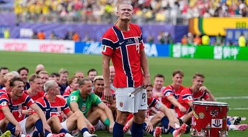 VIDEO: Rooney splnil sľub Haalandovi. Sadol do člna a vesloval na rieke