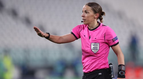 Futbalové MS budú premiérovo pískať aj ženy