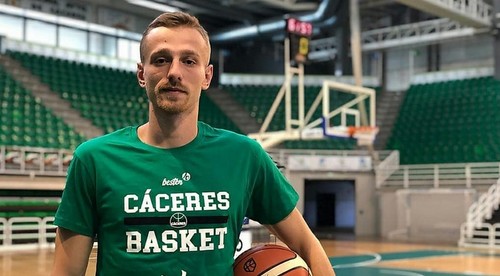 Zaujímavý pokus Spišiakov, angažovali dvojmetrového rozohrávača