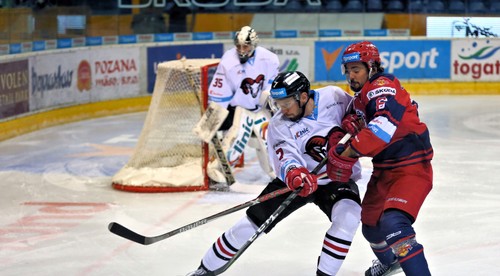 Rozhodcovia meškali, tak brankár odišiel do pôrodnice