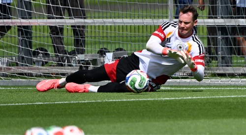 Neuer priznal, že nerozumie slangu mladších spoluhráčov