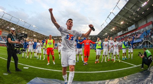 Lech oslavuje titul, trinásťnásobný šampión vypadol