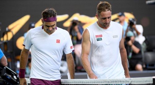 Federer sa vylízal zo 7 mečbalov, v semifinále s Djokovičom