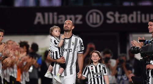 Juventus sa rozlúčil s Chiellinim a Dybalom, Neapol s Insignem
