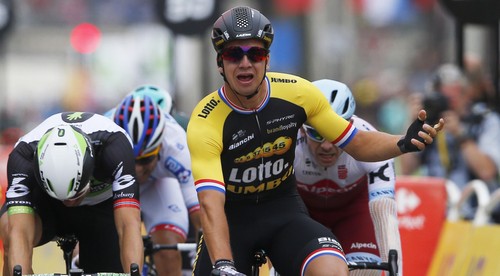Froome po štvrtý raz víťazom TdF. Dlhý šprint v Paríži pre Groenewegena