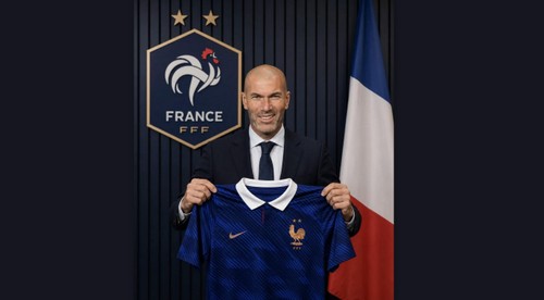 Francúzsko predstaví nového trénera v utorok, favoritom je Zidane