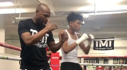 Mayweather trénuje syna, ten však chce preraziť v inej brandži
