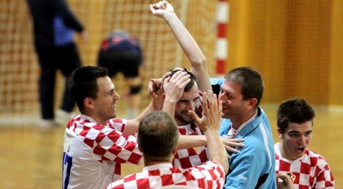 Futsalový gól z neba! Diváci sa išli ušúľať od smiechu