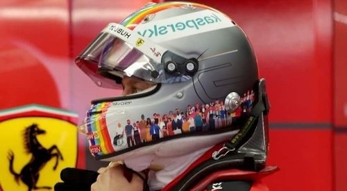 Vettelova špeciálna prilba v dražbe zarobila veľké peniaze