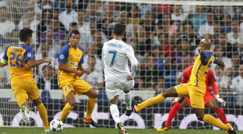 Ronaldo sa nedal zahanbiť, hladké výhry favoritov i zakopnutie Hamšíka