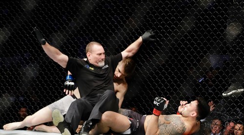K zemi padli obaja. Kuriózna výmena hákov v MMA