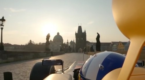 Monopost F1 sa previezol po Karlovom moste. Navštíviť môže aj Slovensko