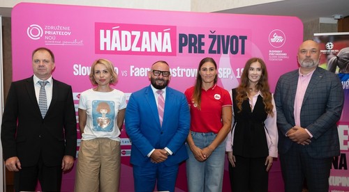 Naše hádzanárky sa symbolicky odejú do ružovej