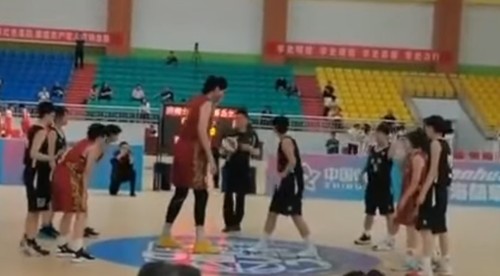 Mladá čínska basketbalistka je o pol metra vyššia od súperiek