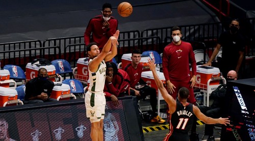 Dva rekordy NBA za týždeň. Rozprávkové trojky aj polčasová demontáž