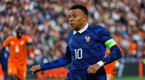 Mbappe si skúsil v americkej televízii zahrať na flaute