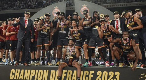 V nedeľu oslavoval Djoković, vo štvrtok kurt obsadilo basketbalové finále