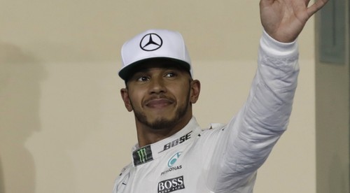 Hamilton skolil Ferrari a vyrovnal sa Michaelovi Schumacherovi