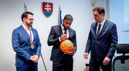 Basketbalová reprezentácia sa rozrastá o amerického rozohrávača