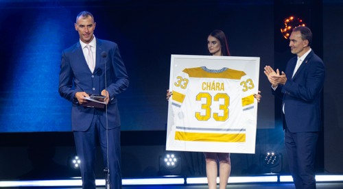 Dojatý Zdeno Chára v Sieni slávy, víťazný hetrik Slafkovského