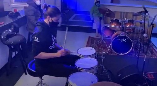 Vlhová už hrá aj na bicie. Zlepšuje si tým cit pre rytmus a koordináciu