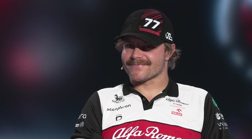 Bottas vymenil monopost za bicykel, na VC Singapuru dorazil po 420 km