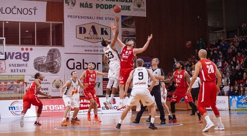 Prievidza na vlastnej palubovke nedala šancu rozbehnutému Komárnu