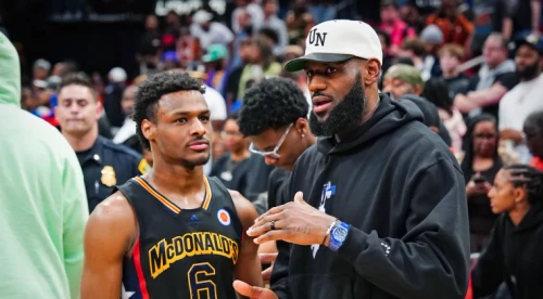 Novú sezónu NBA otvorí duel majstrovských Knicks proti 76ers s Lebronom Jamesom