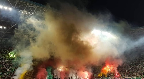 Šialení maďarskí fanúšikovia. Ohňostroj spustili priamo zo sektora