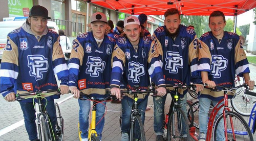 Charitatívnu akciu Dobrák od kosti podporili aj popradskí hokejisti