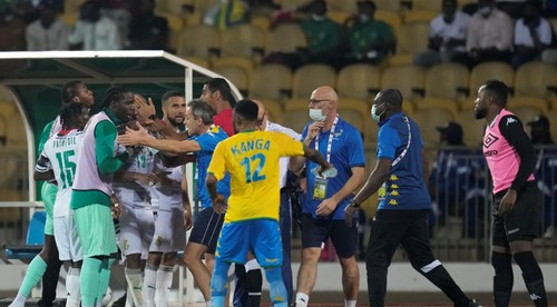 Úder päsťou a skrývanie sa v šatni. Ďalší bizár na Africkom pohári