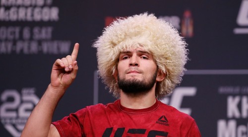 UFC 254: Nezdolaný šampión po ďalšej výhre ukončil kariéru