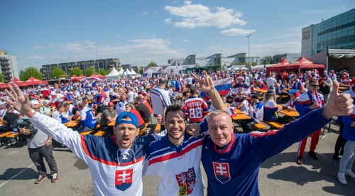 Slováci na každom kroku. Atmosféra v centre Rigy objektívom kamery TV JOJ