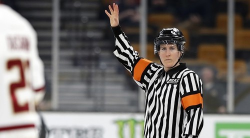 Krôčik od NHL. Farmársku ligu bude pískať desať žien