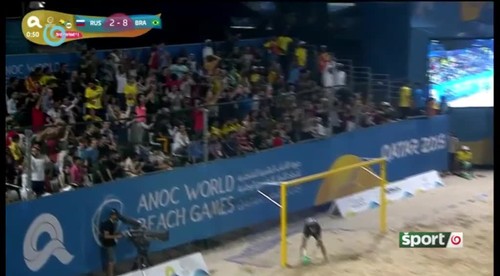 Silné čaro futbalu na piesku. Brankár doslova zamrzol