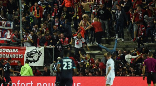 V Amiens po zrútení bariéry s fanúšikmi Lille 25 zranených