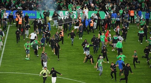 Saint-Étienne vypadol, fanúšikovia reagovali útokom na hráčov