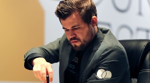 Carlsen chce odhaliť podvodníka. Ten je ochotný hrať nahý