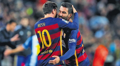 Ardan Turan na dlhodobé hosťovanie do tureckého Basaksehiru