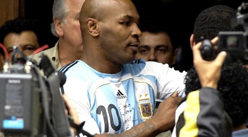 Tyson provokoval na brazílskom súde v drese Maradonu