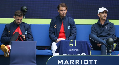 Nadal potrebuje masáž, Djokovič zariadil víťazstvo